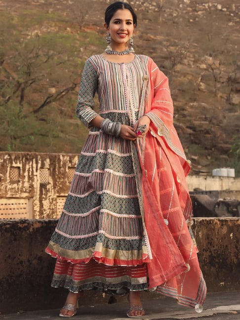 Fuchsia Fuchsia Skirt with Golden Crop Top and Fuchsia Embroidered Jacket  by Violet by Preeti Singhal for rent online | FLYROBE