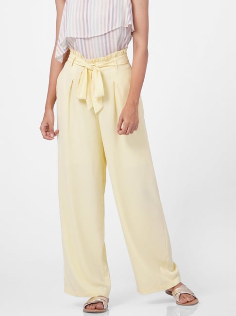 Gorgeous Linen Pants Outfits so You Look Chic and Fresh When Its HOT  outside  Linen pants women Trousers women outfit Linen pants outfit