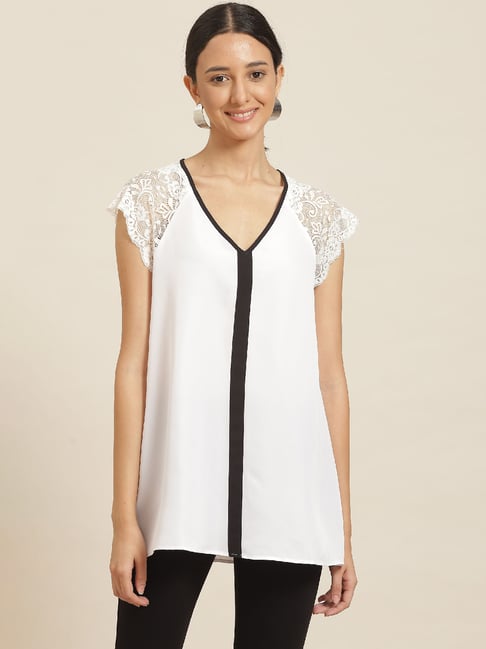 Qurvii White V-Neck Top-picture-27