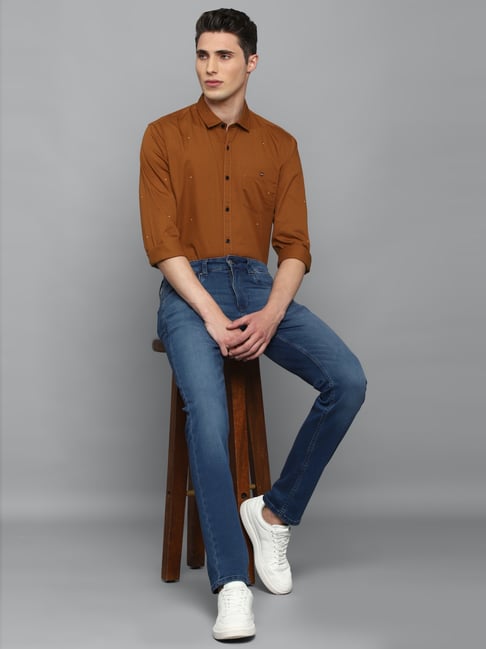 Which colour T-shirt matches brown jeans? - Quora