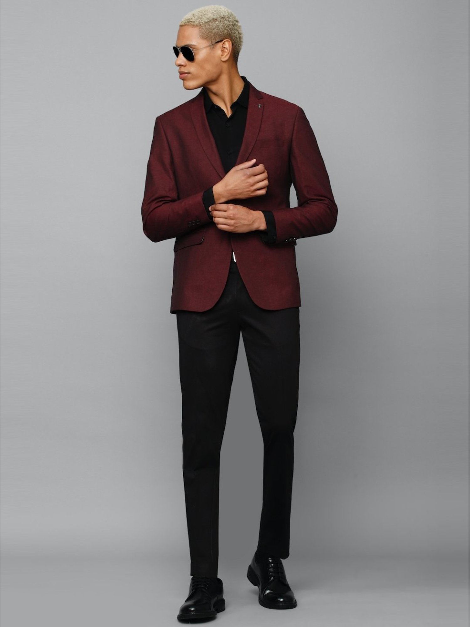 Men's Burgundy Blazer, Black Turtleneck, Charcoal Dress Pants, Burgundy  Leather Oxford Shoes | Lookastic