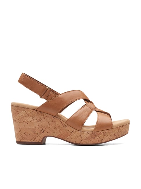 Tan clarks sandals hotsell