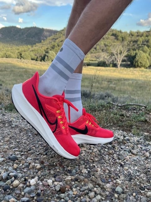 nike red running shoes mens