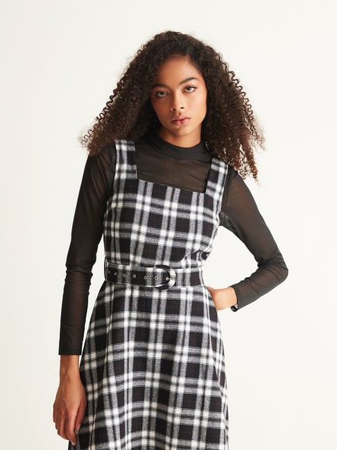 Checked a shop line dress