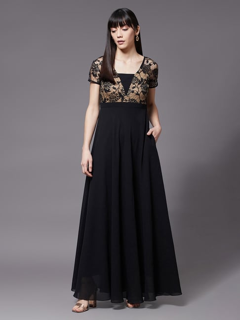 Rudha by Babita - Classic black gown with shell tucks belt, bow at back |  Facebook