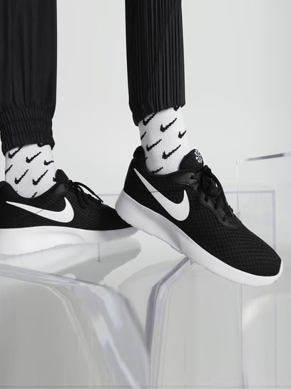 nike tanjun black mens